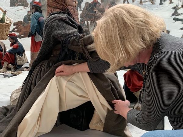 Hinter Kulissen Restauratorin LW bei Audioanlage unter Rock Figurine